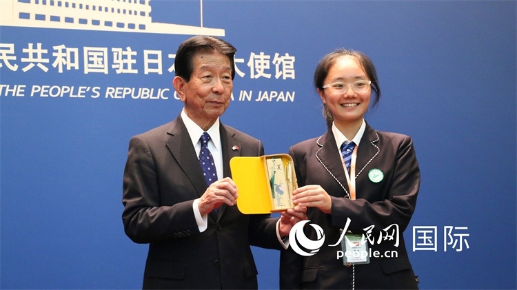 中國小大使向日本永旺1%俱樂部理事長森美樹贈送當?shù)靥厣Y品。人民網(wǎng) 許可攝