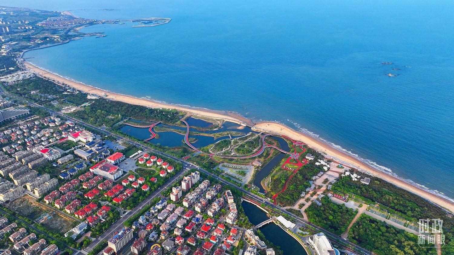 △日照市陽光海岸綠道。近年來，日照市對(duì)沿海裸露場(chǎng)地及岸線破損處進(jìn)行生態(tài)修復(fù)，建成約28公里的陽光海岸綠道，為市民和游客提供了運(yùn)動(dòng)休閑好去處。（總臺(tái)央視記者范凱拍攝）