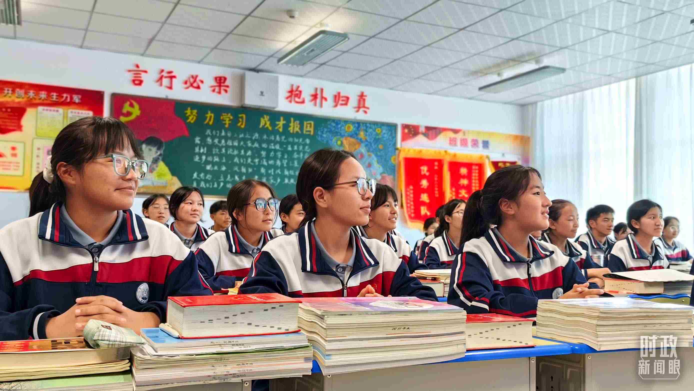 △果洛西寧民族中學(xué)高一（1）班的“新時(shí)代、新家鄉(xiāng)”主題思政課。（總臺(tái)央視記者段德文拍攝）