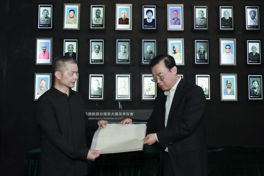 南京大屠殺幸存者高如琴的兒子向軍向侵華日軍南京大屠殺遇難同胞紀(jì)念館捐贈高如琴老人相關(guān)物品。（侵華日軍南京大屠殺遇難同胞紀(jì)念館供圖）