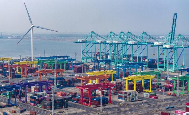 2024年7月3日，一艘集裝箱貨輪停靠在天津港“智慧零碳”碼頭（無人機照片）。新華社記者 趙子碩 攝