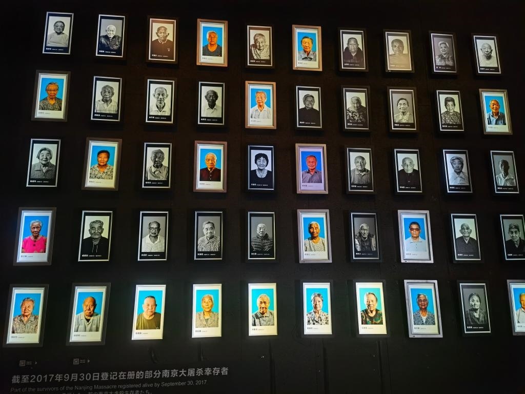 侵華日軍南京大屠殺遇難同胞紀(jì)念館內(nèi)的幸存者照片墻局部。新華社記者邱冰清 攝