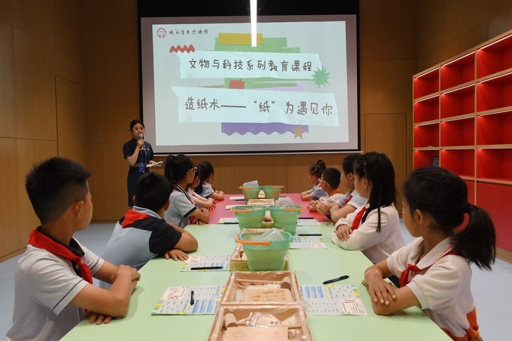2024年5月18日，小學生在陜西歷史博物館秦漢館參加“文物與科技”系列教育課程。新華社記者 李一博 攝