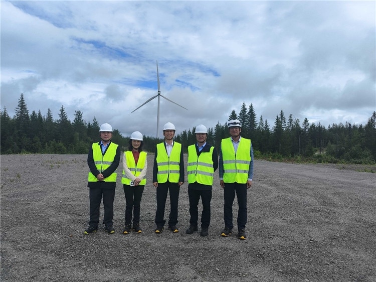 中國駐瑞典大使崔愛民（中）走訪中廣核歐能瑞典公司。中國駐瑞典大使館供圖