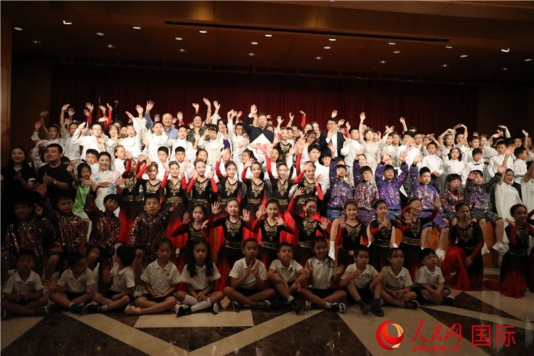 中美青少年藝術(shù)交流匯演活動(dòng)結(jié)束后，嘉賓們與學(xué)生們合影。人民網(wǎng)記者 李志偉攝
