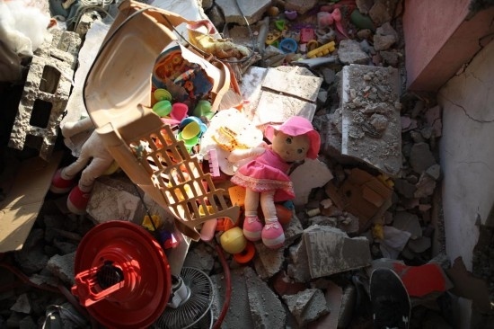 這是7月18日在加沙地帶中部努賽賴特難民營拍攝的遭到以軍襲擊的建筑廢墟。新華社發(fā)（馬爾萬·達(dá)烏德攝）