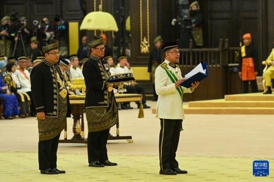  7月20日，馬來西亞總理安瓦爾（右）在吉隆坡出席最高元首登基儀式。新華社發(fā)（馬來西亞新聞局供圖）
