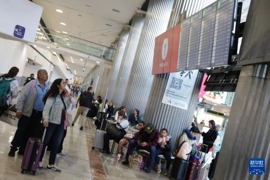 7月19日，在墨西哥首都墨西哥城的貝尼托·華雷斯國(guó)際機(jī)場(chǎng)，許多航班被延誤或取消，大量旅客在機(jī)場(chǎng)等待。新華社發(fā)（弗朗西斯科·卡涅多攝）