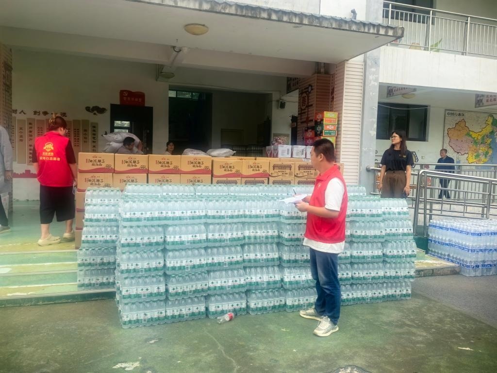 圖為愛心人士向鳳縣河口鎮(zhèn)中心小學(xué)捐贈的物資。新華社記者 劉彤 攝