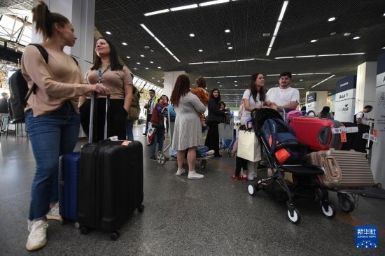 7月19日，受影響航班的旅客在巴西首都巴西利亞機(jī)場(chǎng)等待。新華社發(fā)（盧西奧·塔沃拉 攝）