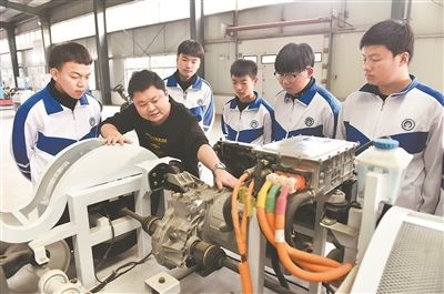 河北省威縣職業(yè)技術(shù)教育中心老師正在為學(xué)生講解電動(dòng)汽車(chē)數(shù)字技術(shù)。新華社記者 朱旭東攝