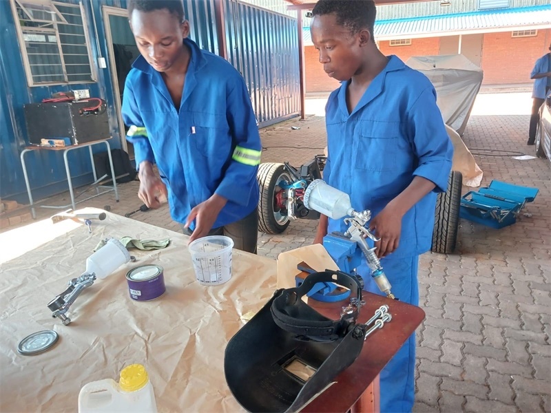 南非學(xué)生認真改造“老爺車”。索尚古夫技術(shù)高中供圖