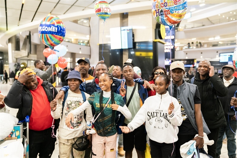 家長們熱情歡迎從中國歸來的學(xué)生。希拉茲·莫林攝