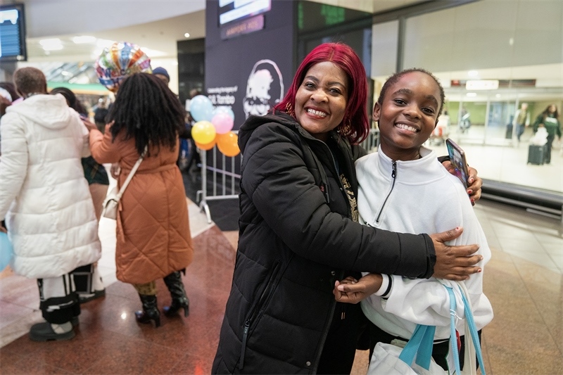 學(xué)生與家長相擁歡慶。希拉茲·莫林攝