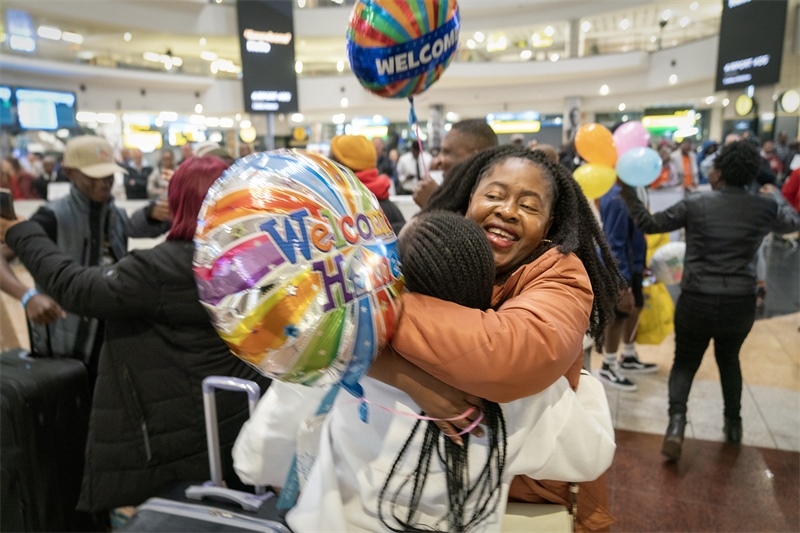 學(xué)生與家長相擁歡慶。希拉茲·莫林攝