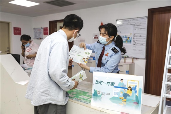 志愿者為葉先生介紹新生兒相關(guān)服務(wù)。云浮市稅務(wù)局供圖