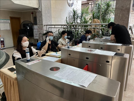 廣州市越秀區(qū)教育局現(xiàn)場審核返區(qū)生辦理材料，采用“提前網(wǎng)上預(yù)約、現(xiàn)場分批辦理”的方式進(jìn)行。廣州市越秀區(qū)教育局供圖
