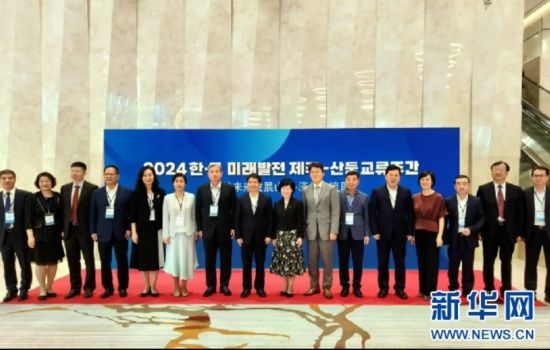 交流周活動(dòng)與會(huì)嘉賓合影。（中國(guó)駐濟(jì)州總領(lǐng)事館供圖）