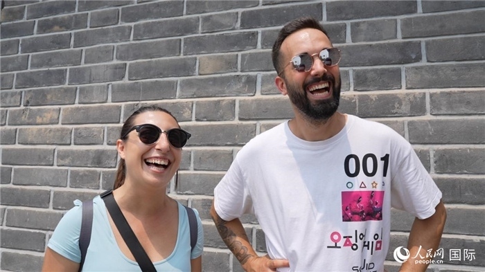 圖為西班牙籍游客塔瑪拉·魯伊斯·查莫羅（左）和馬克·普拉達·巴約納（右）。人民網(wǎng)記者 吳超嵐攝
