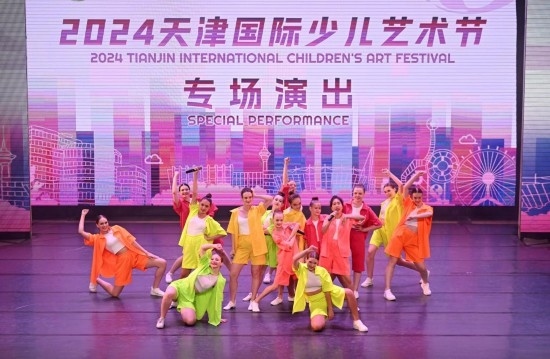 7月22日，來自俄羅斯的舞蹈團演員在藝術(shù)節(jié)上展演。新華社記者 趙子碩 攝