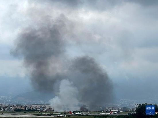 這是7月24日在尼泊爾加德滿都特里布萬機場拍攝的濃煙。目擊者說，一架飛機在尼泊爾加德滿都特里布萬機場墜毀。新華社/美聯(lián)
