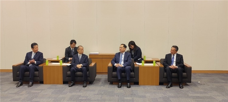 4月11日，楊萬明會長在東京會見日中友好議員聯(lián)盟會長二階俊博（左二）。中國人民對外友好協(xié)會供圖