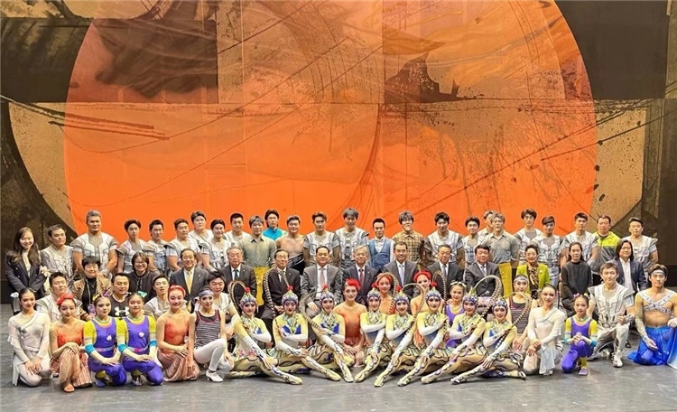 4月12日，中國人民對外友好協(xié)會會長楊萬明、駐日大使吳江浩及來自36國70位駐日使節(jié)代表等現(xiàn)場觀看中國雜技團東京公演。中國人民對外友好協(xié)會供圖