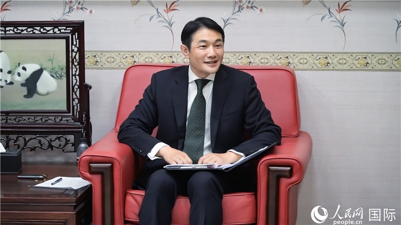 使館發(fā)言人畢海波公參介紹黨的二十屆三中全會情況并回答記者提問。人民網(wǎng) 郭錦標攝