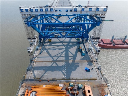 △ 圖為我國自主研發(fā)的世界最大噸位橋面吊機。