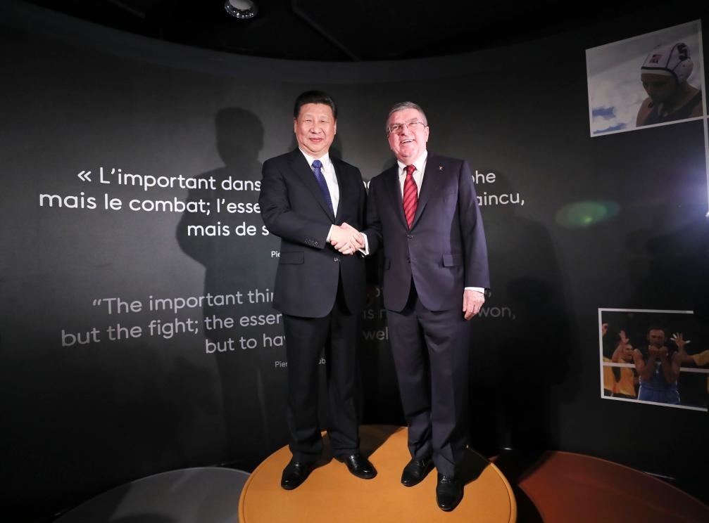 2017年1月18日，國家主席習(xí)近平在瑞士洛桑國際奧林匹克博物館會(huì)見國際奧林匹克委員會(huì)主席巴赫。這是習(xí)近平和巴赫在奧運(yùn)冠軍領(lǐng)獎(jiǎng)臺上合影。新華社記者 蘭紅光 攝