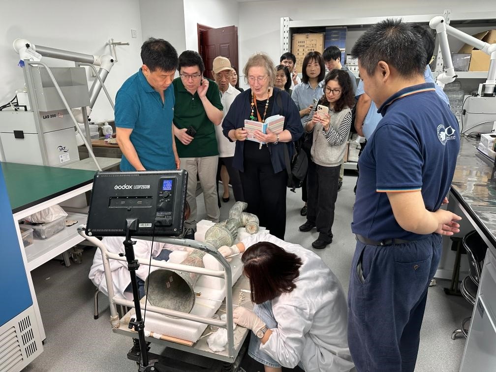 2024年5月28日，英國(guó)考古學(xué)家、牛津大學(xué)教授杰西卡·羅森在文物保護(hù)修復(fù)實(shí)驗(yàn)室觀摩文物。新華社發(fā)（四川省文物考古研究院供圖）