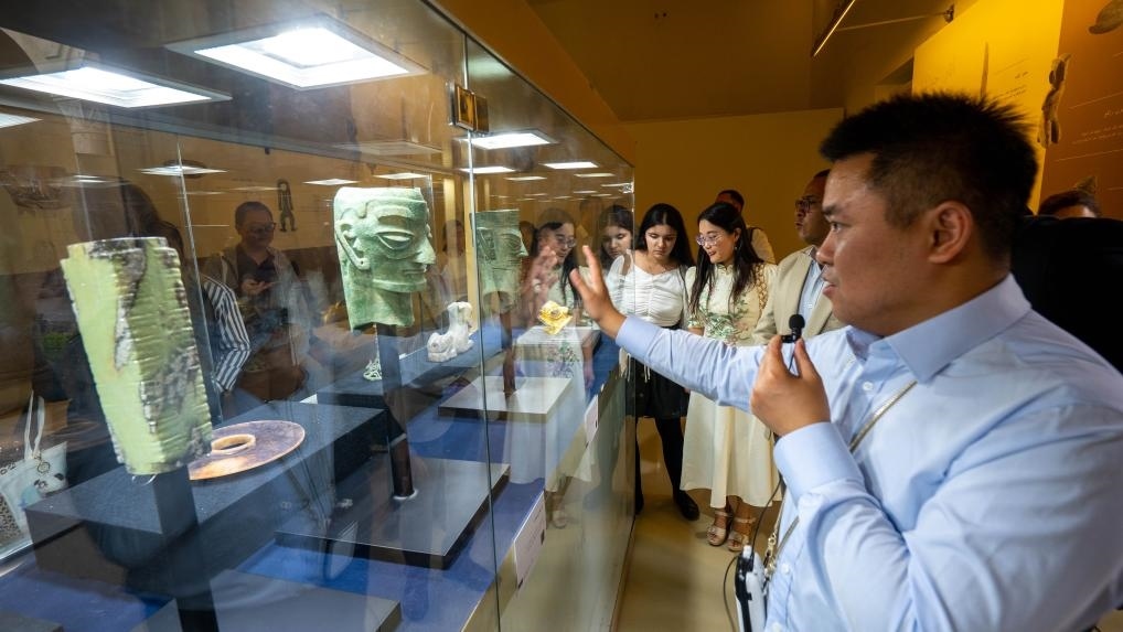 2024年6月14日，冉宏林在埃及開(kāi)羅舉辦的“三星堆·金沙”主題數(shù)字展上向埃及公眾介紹三星堆文化。新華社發(fā)（四川省文物考古研究院供圖）