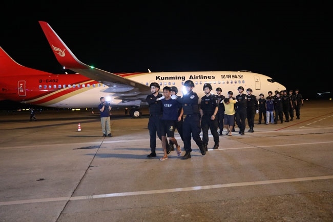 押解現(xiàn)場。公安部供圖