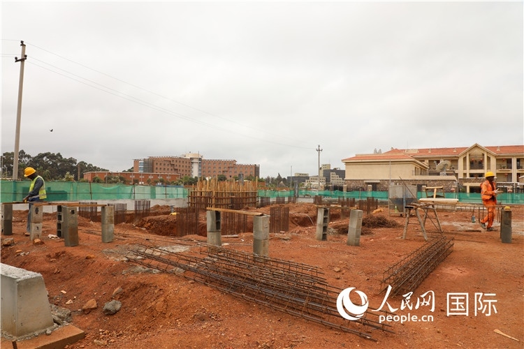 圖為孔子學(xué)院項(xiàng)目施工現(xiàn)場。人民網(wǎng)記者 沈小曉攝。