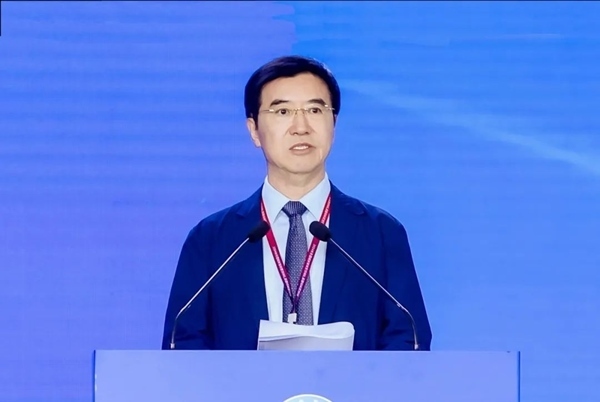 杜玉波在第八屆產(chǎn)教融合發(fā)展大會上作主旨報告。中國高等教育學(xué)會供圖