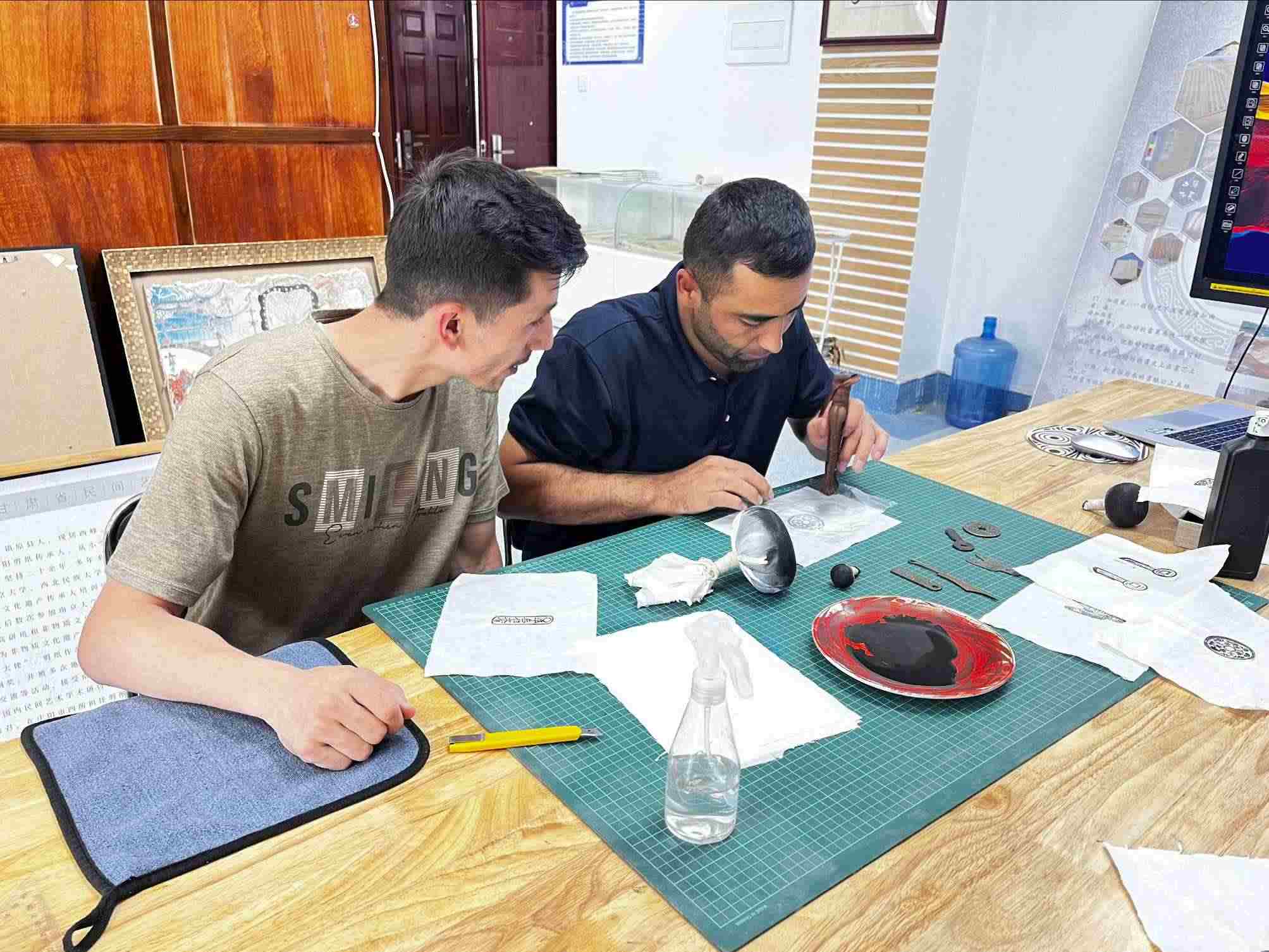 營(yíng)員們動(dòng)手體驗(yàn)“非遺”技藝。校方供圖