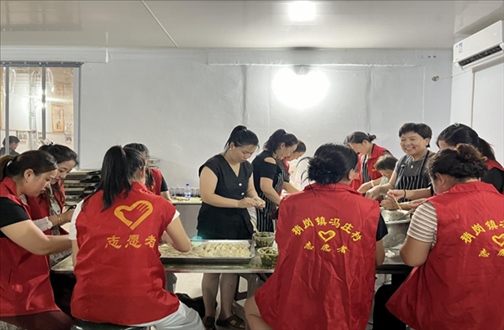 志愿者在以孝治家大食堂工作。（受訪者供圖）