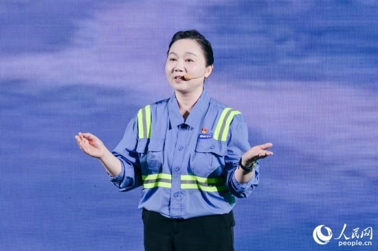 黃英紅講述在互聯(lián)網(wǎng)“種地”的故事。人民網(wǎng)攝