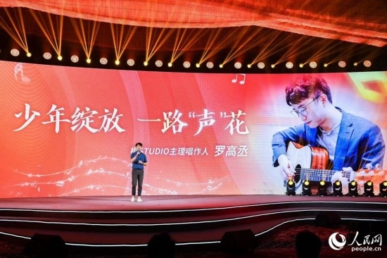 羅高丞在臺上分享自己的創(chuàng)作心路。人民網(wǎng)攝