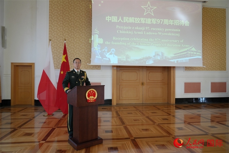 波蘭使館國防武官張寅生大校在招待會上致辭。人民網(wǎng)記者 李增偉攝 