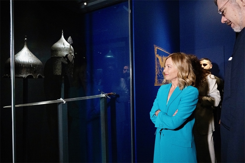 意大利總理梅洛尼參觀展覽“傳奇之旅：馬可·波羅與絲綢之路上的世界”。 (意大利總理府供圖)