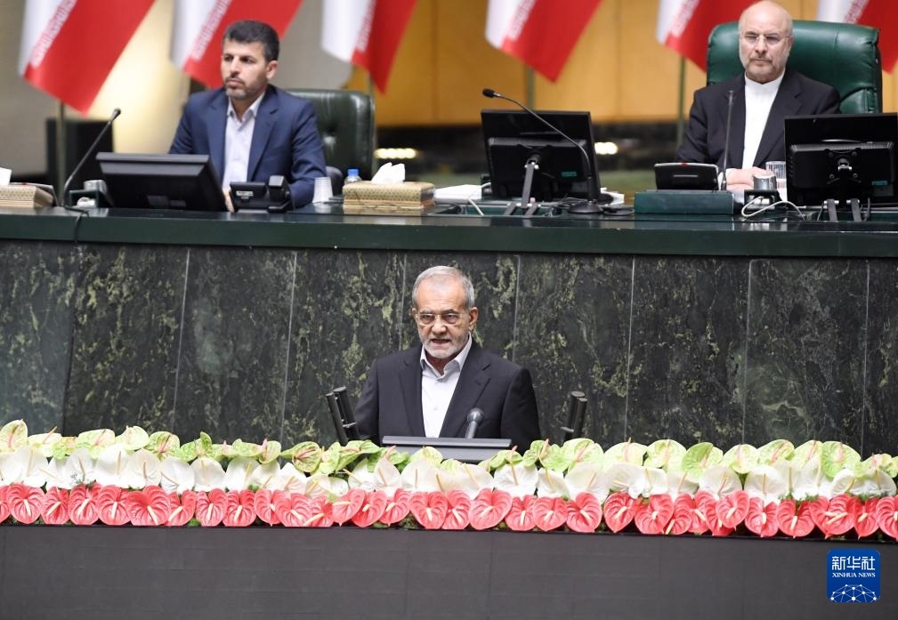 7月30日，佩澤希齊揚(yáng)（前）在伊朗德黑蘭的伊朗議會宣誓就任伊朗總統(tǒng)后發(fā)表就職演說。新華社記者 沙達(dá)提 攝