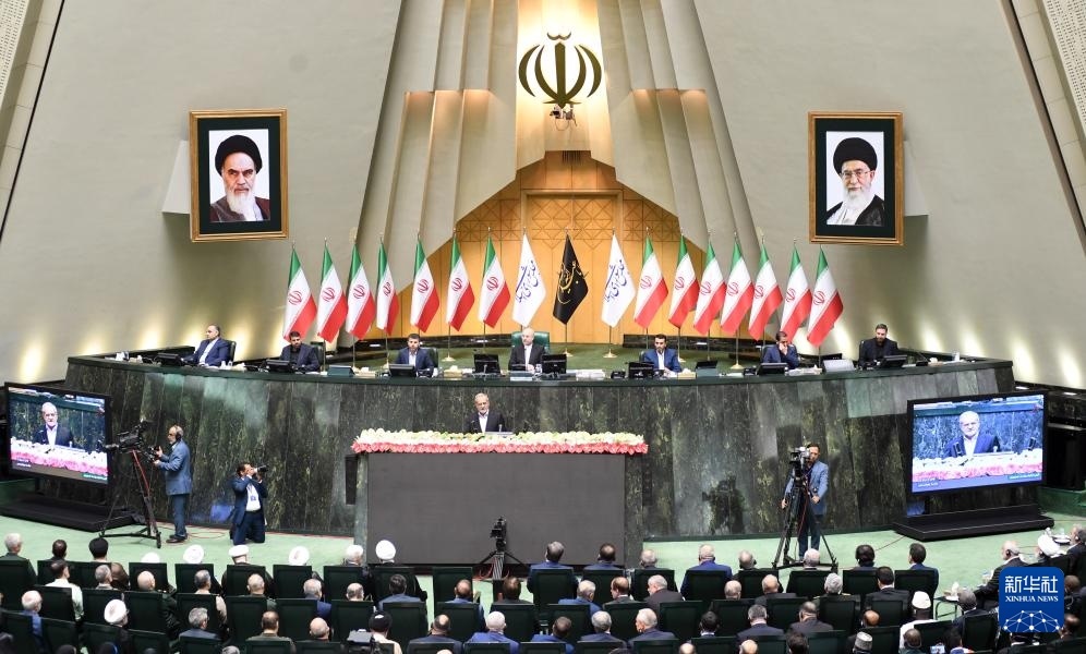 7月30日，佩澤希齊揚(yáng)（中）在伊朗德黑蘭的伊朗議會宣誓就任伊朗總統(tǒng)后發(fā)表就職演說。新華社記者 沙達(dá)提 攝