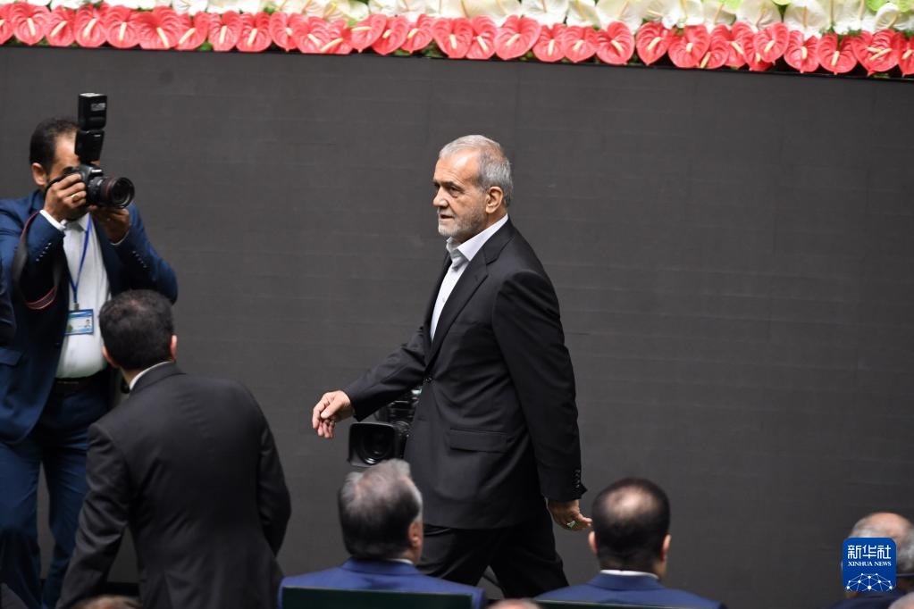 7月30日，在伊朗德黑蘭的伊朗議會，佩澤希齊揚(yáng)（中）抵達(dá)總統(tǒng)就職典禮現(xiàn)場。新華社記者 沙達(dá)提 攝