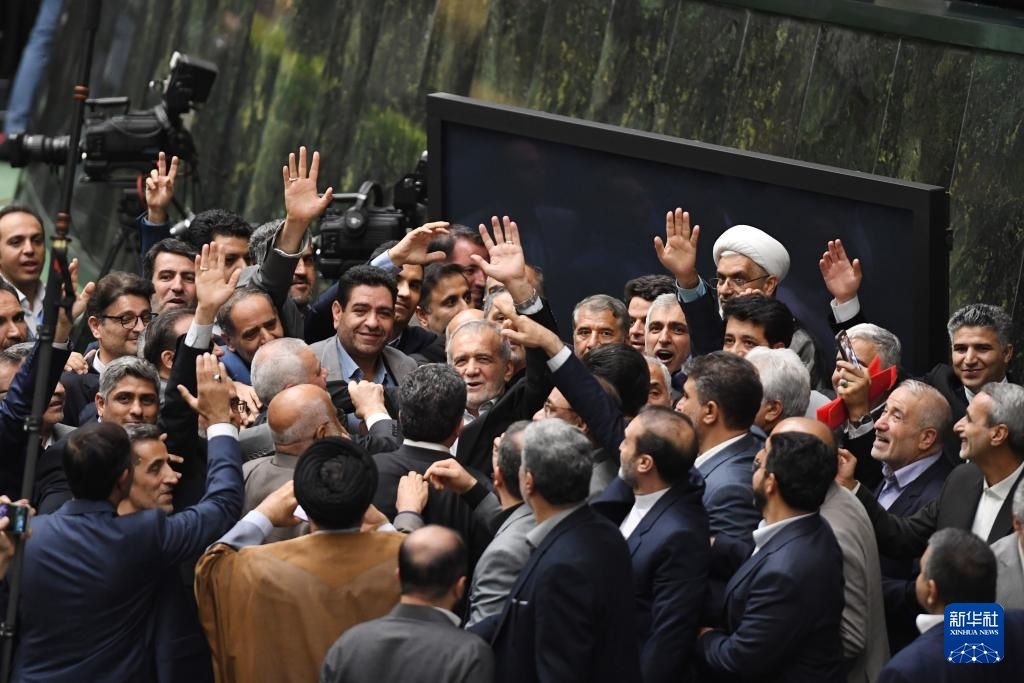 7月30日，在伊朗德黑蘭的伊朗議會，佩澤希齊揚(yáng)（中）離開總統(tǒng)就職典禮現(xiàn)場時揮手致意。新華社記者 沙達(dá)提 攝