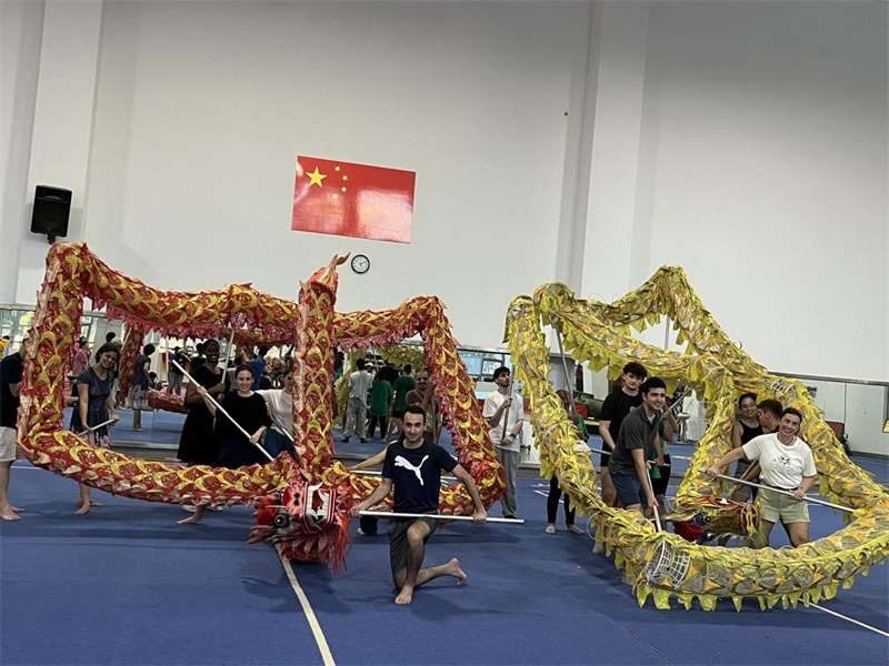 在中國和巴西共迎兩國建交50周年之際，巴西圣保羅州立大學(xué)孔子學(xué)院今年7月成功組織多批、近40名巴西青少年來華進(jìn)行短期訪問交流，圖為訪問團(tuán)成員在中國參加文化體驗活動。 巴西圣保羅州立大學(xué)孔子學(xué)院供圖