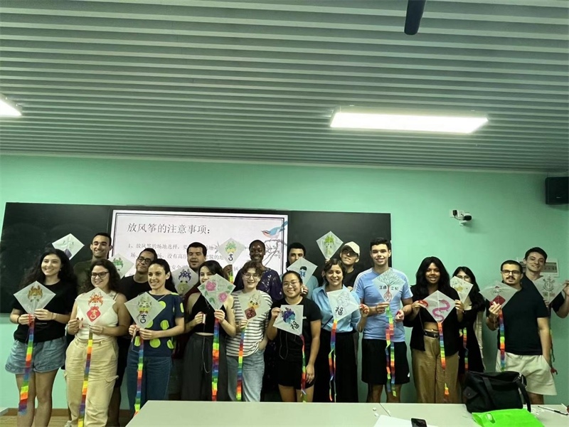 在中國和巴西共迎兩國建交50周年之際，巴西圣保羅州立大學(xué)孔子學(xué)院今年7月成功組織多批、近40名巴西青少年來華進(jìn)行短期訪問交流，圖為訪問團(tuán)成員參加文化體驗活動。 巴西圣保羅州立大學(xué)孔子學(xué)院供圖