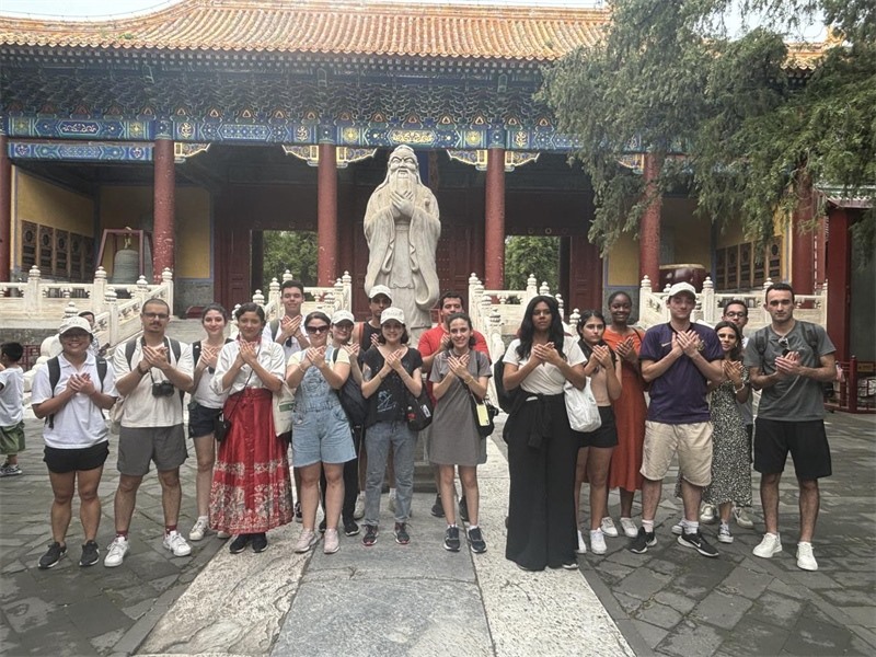 在中國和巴西共迎兩國建交50周年之際，巴西圣保羅州立大學(xué)孔子學(xué)院今年7月成功組織多批、近40名巴西青少年來華進(jìn)行短期訪問交流，圖為訪問團(tuán)成員參加文化體驗活動。 巴西圣保羅州立大學(xué)孔子學(xué)院供圖