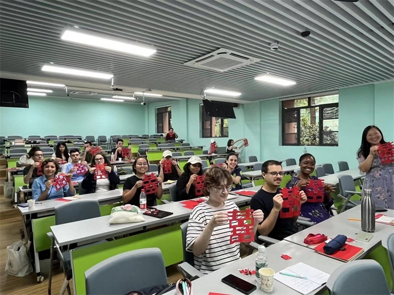 在中國和巴西共迎兩國建交50周年之際，巴西圣保羅州立大學(xué)孔子學(xué)院今年7月成功組織多批、近40名巴西青少年來華進(jìn)行短期訪問交流，圖為訪問團(tuán)成員參加文化體驗活動。 巴西圣保羅州立大學(xué)孔子學(xué)院供圖