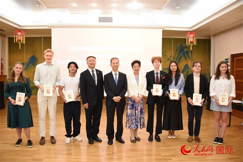 中國駐瑞典大使崔愛民與赴華瑞典留學(xué)生合影。人民網(wǎng)記者 殷淼攝
